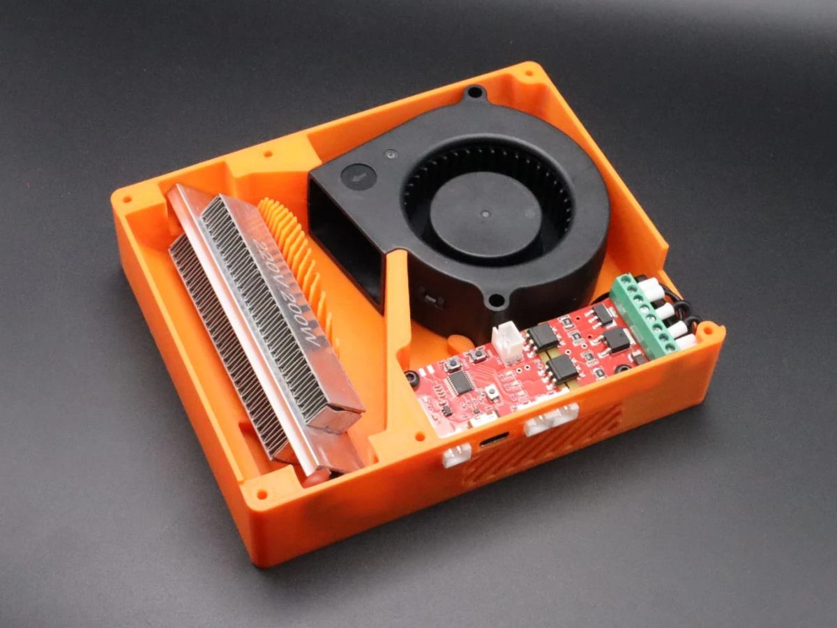 Gedrucktes Elektronikgehäuse mit Lüfter, Kühlkörper und Platine